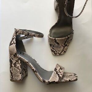NEW NWT Snake Skin Block Heel Sandal. Size 7M.